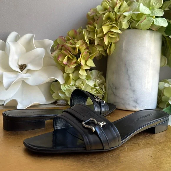 NWOT! Burberry Slide Sandals in Black Leather - Picture 6 of 14